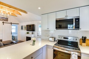 Réfrigérateur, micro-ondes, plaque de cuisson, lave-vaisselle