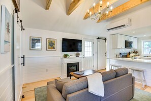 TV, fireplace