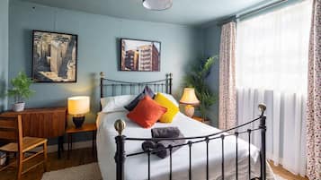 2 bedrooms, desk, iron/ironing board, WiFi
