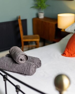 2 bedrooms, desk, iron/ironing board, WiFi