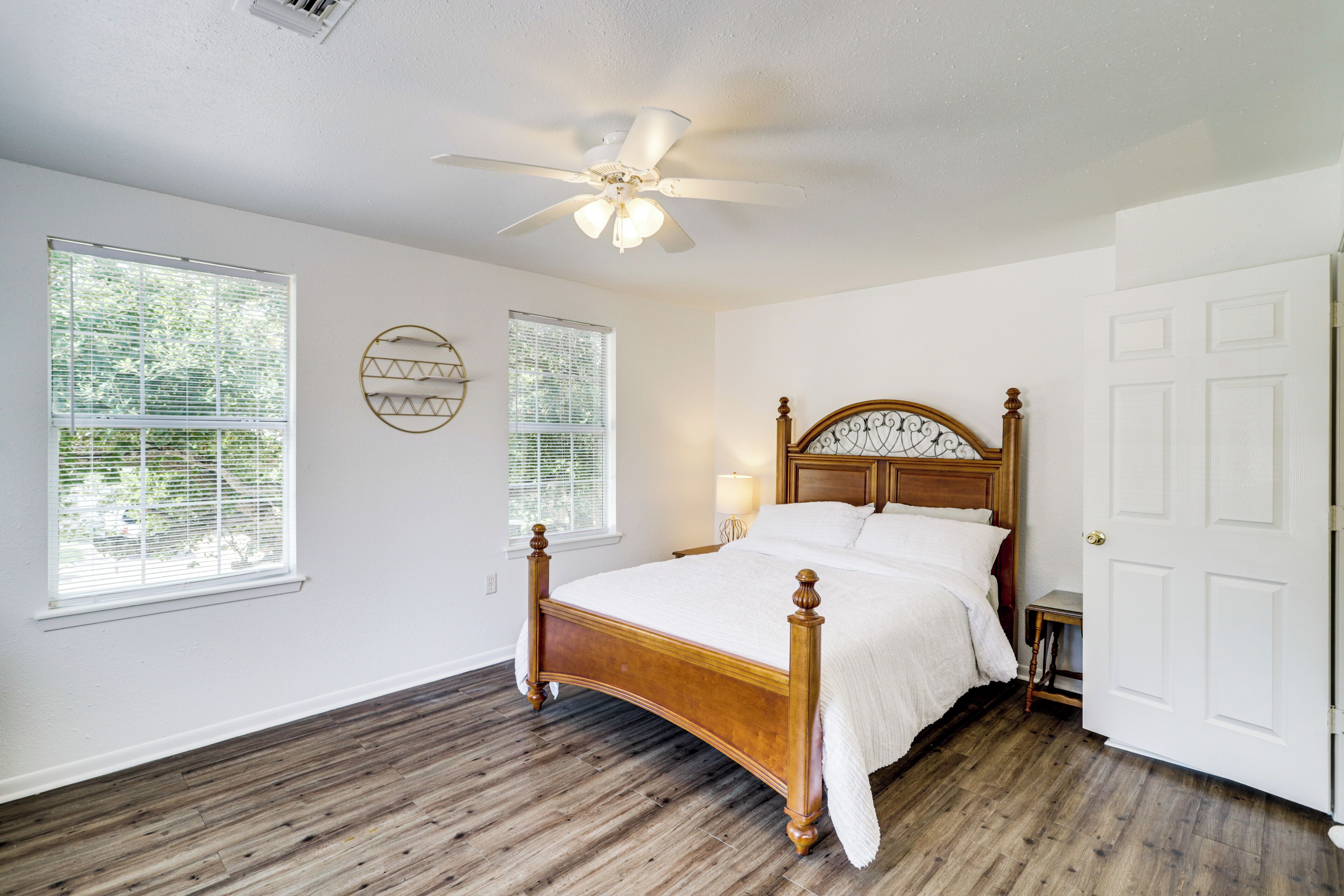 2 bedrooms, iron/ironing board, internet, bed sheets