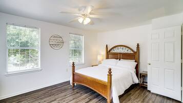 2 bedrooms, iron/ironing board, internet, bed sheets