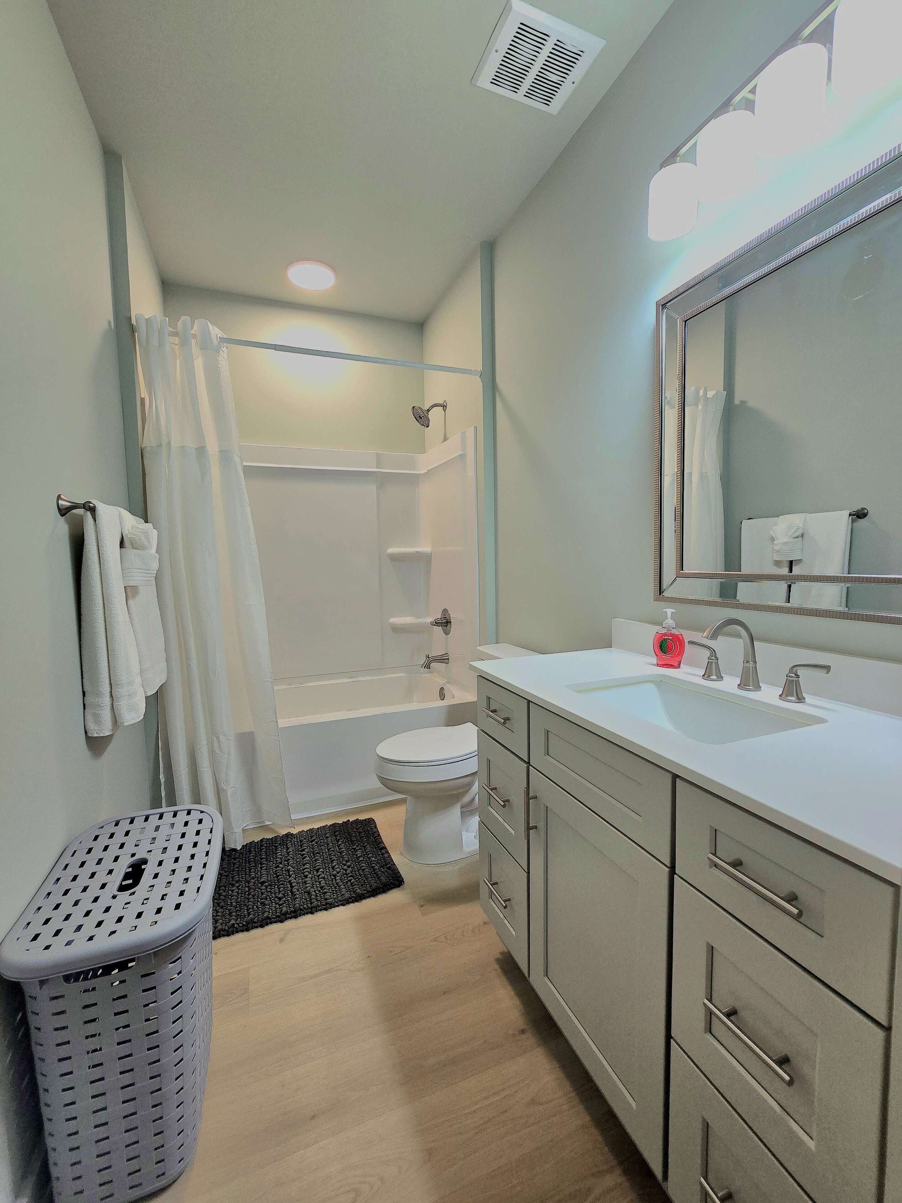 Regadera, secadora de cabello, toallas 