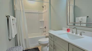 Regadera, secadora de cabello, toallas