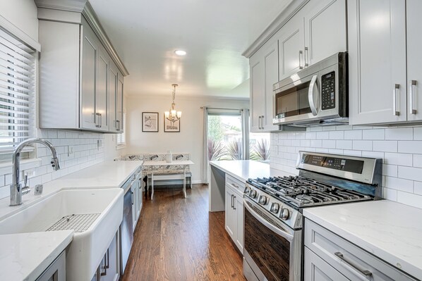Fridge, microwave, stovetop, dishwasher