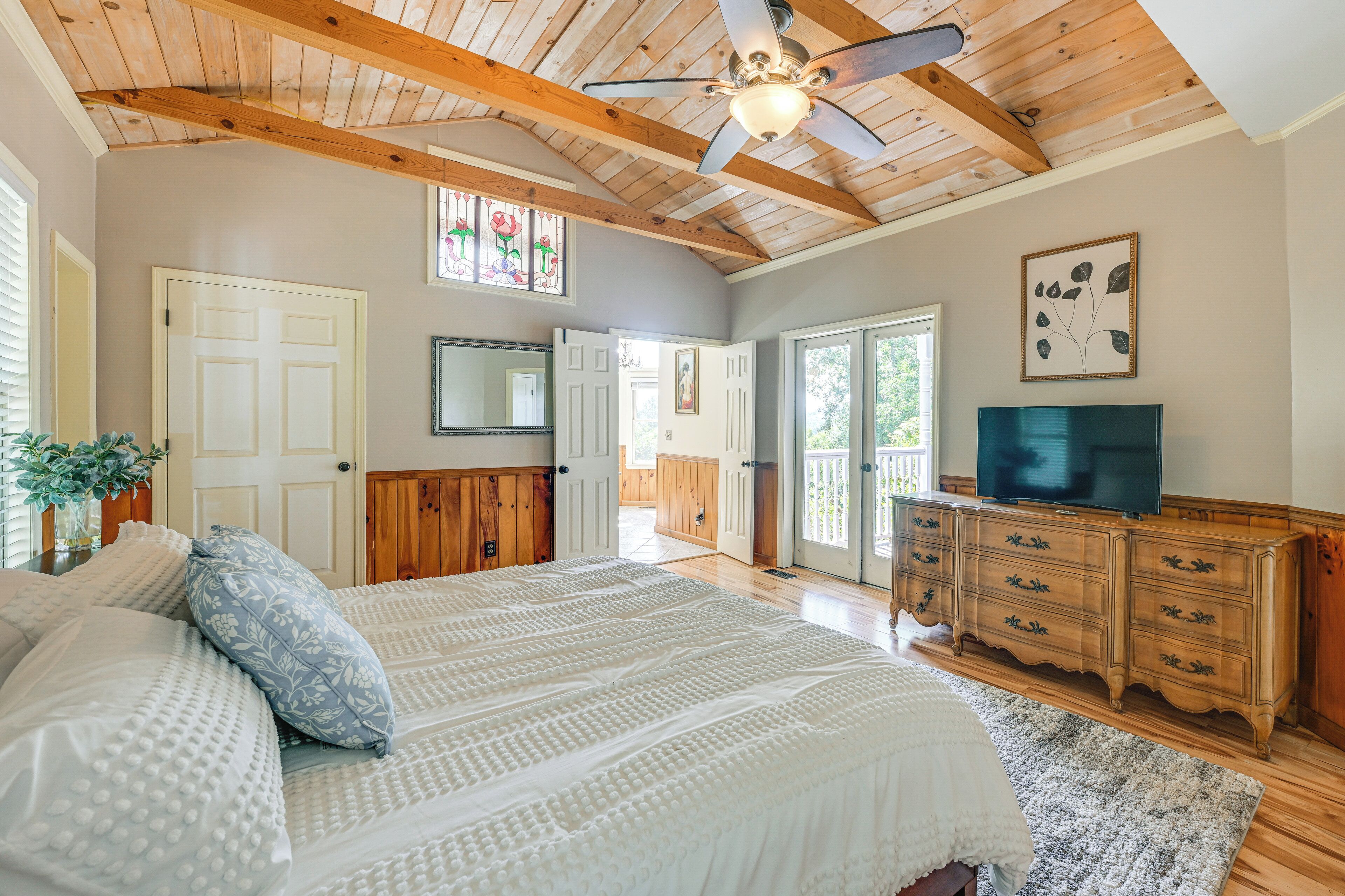 6 bedrooms, desk, Internet, bed sheets