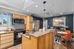 Frigorífic, microones, forn i placa de cuina 