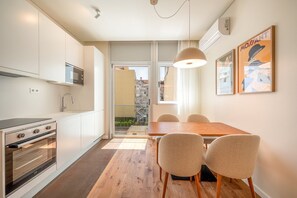 Fridge, microwave, oven, dishwasher - GuestReady - Elias Garcia 2A (Lisbon)