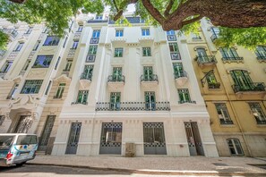 Un edificio de varios pisos con estilo arquitectónico clásico, que presenta balcones ornamentados y ventanas amplias.