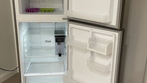 Ett kylskåp med två dörrfack, en vattendispenser och ett frysfack.
