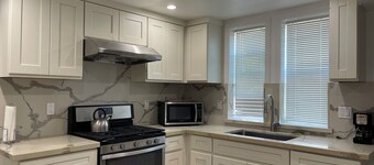 Alameda Modern Victorian 2BD unit D