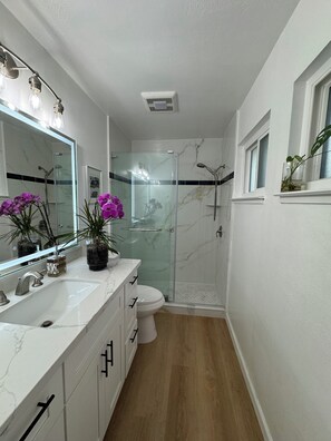 Douche, sèche-cheveux, serviettes fournies, savon