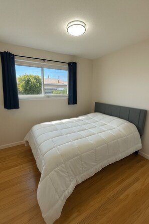 4 bedrooms, iron/ironing board, WiFi, bed sheets