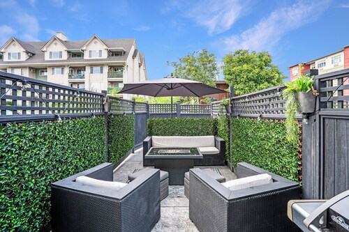 Luxury Suite Located Downtown Kelowna Minutes away from the beach with Patio