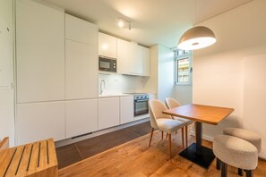 Kühlschrank, Mikrowelle, Ofen, Geschirrspüler