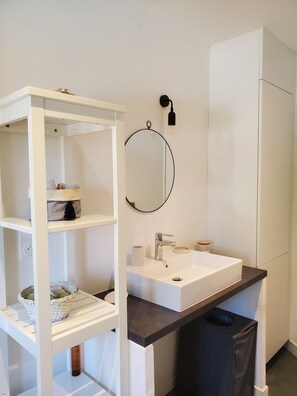 SĂšche-cheveux, serviettes fournies, savon, papier toilette