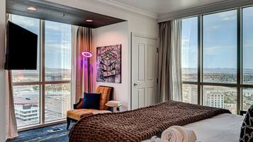 Familien-Suite, 1 King-Bett und Schlafsofa, Balkon, Stadtblick | Zimmersafe, Verdunkelungsvorhänge, Bügeleisen/Bügelbrett