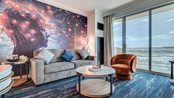 Familien-Suite, 1 King-Bett und Schlafsofa, Balkon, Stadtblick | Wohnbereich