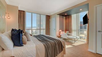 Suite familiar, 1 cama King size y sofá cama, balcón, vista a la ciudad | Caja de seguridad en la habitación y cortinas blackout