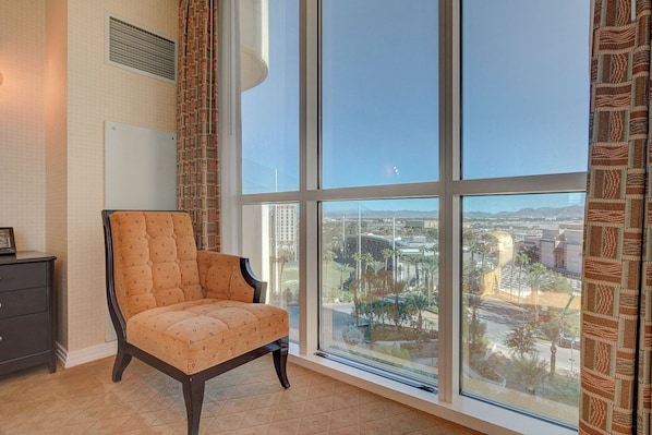 Suite familiare, 1 letto king con divano letto, balcone, vista città | Una cassaforte in camera, tende oscuranti, ferro/asse da stiro