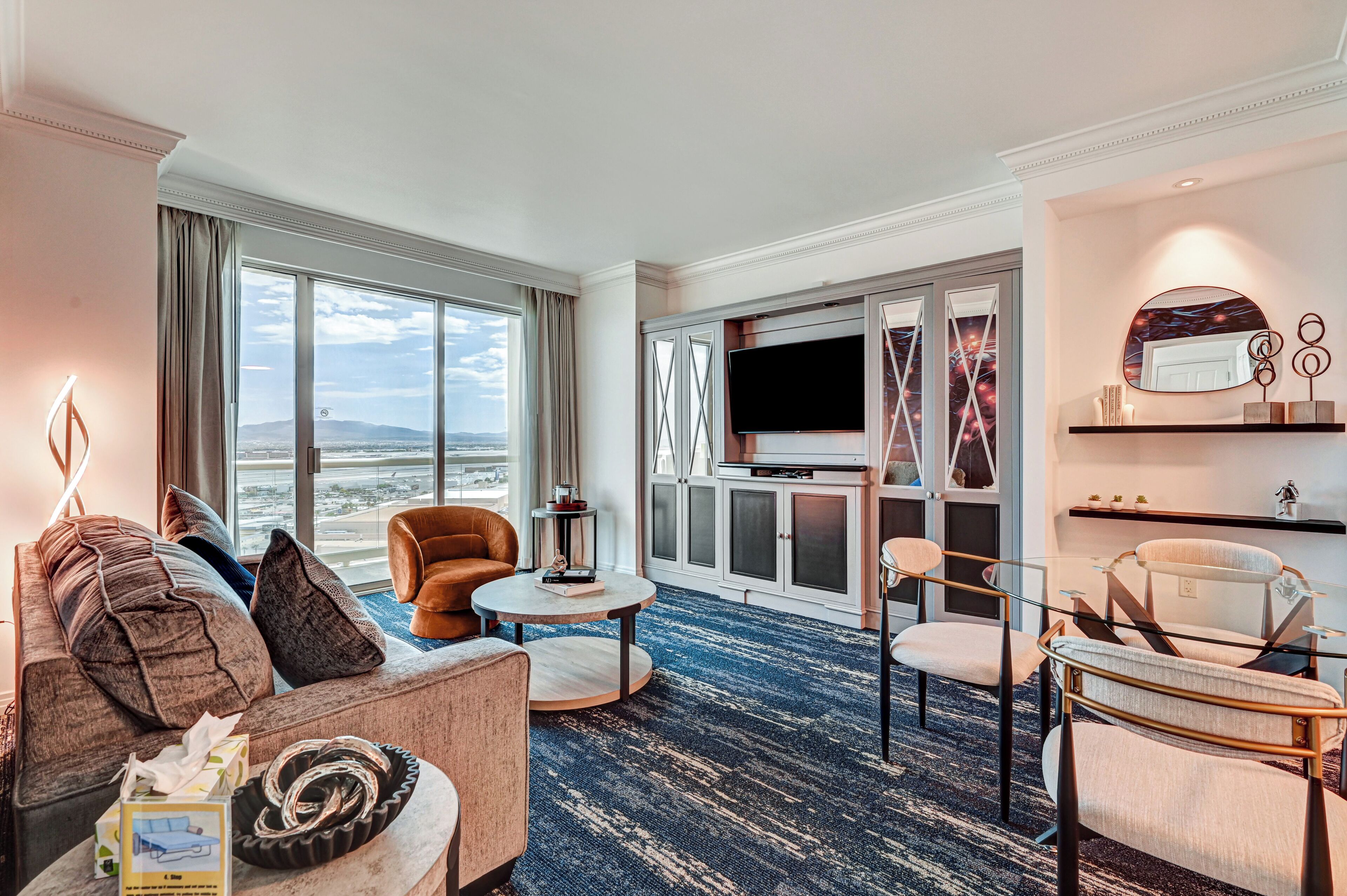 Suite familiare, 1 letto king con divano letto, balcone, vista città | Area soggiorno