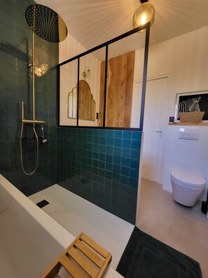 Haartrockner, Handtücher, Toilettenpapier