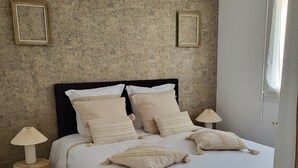 A bedroom with a bed, two bedside tables, a lamp, and a window. - Family home in Fouras - enclosed garden near beach and market  (Fouras)