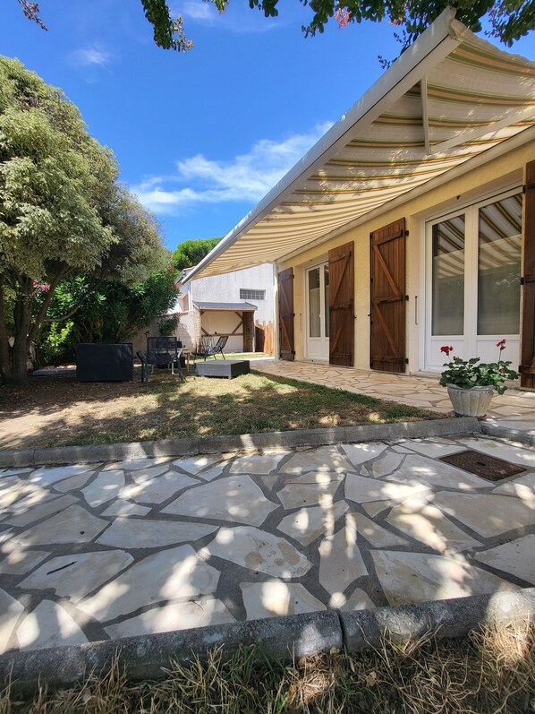 Terrace/patio - Family home in Fouras - enclosed garden near beach and market  (Fouras)