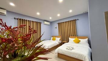 Skrivebord for bærbar PC og wi-fi (inkludert)