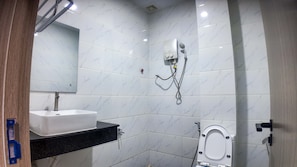 Chuveiro, toalhas de banho, sabonete, shampoo