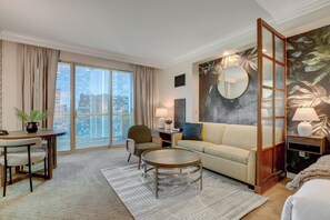 家庭开间, 阳台, 城市景观 | 高档床上用品、客房内保险箱、遮光窗帘、隔音