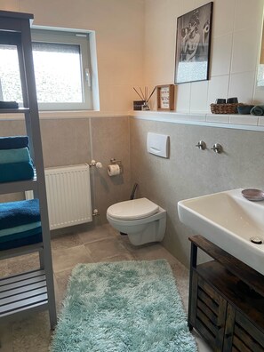 Dusche, Haartrockner, Handtücher, Seife