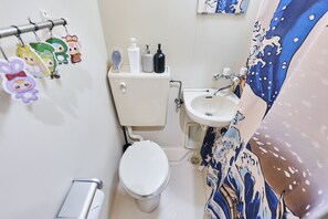 Departamento básico, vista a la ciudad | Baño | Pantuflas