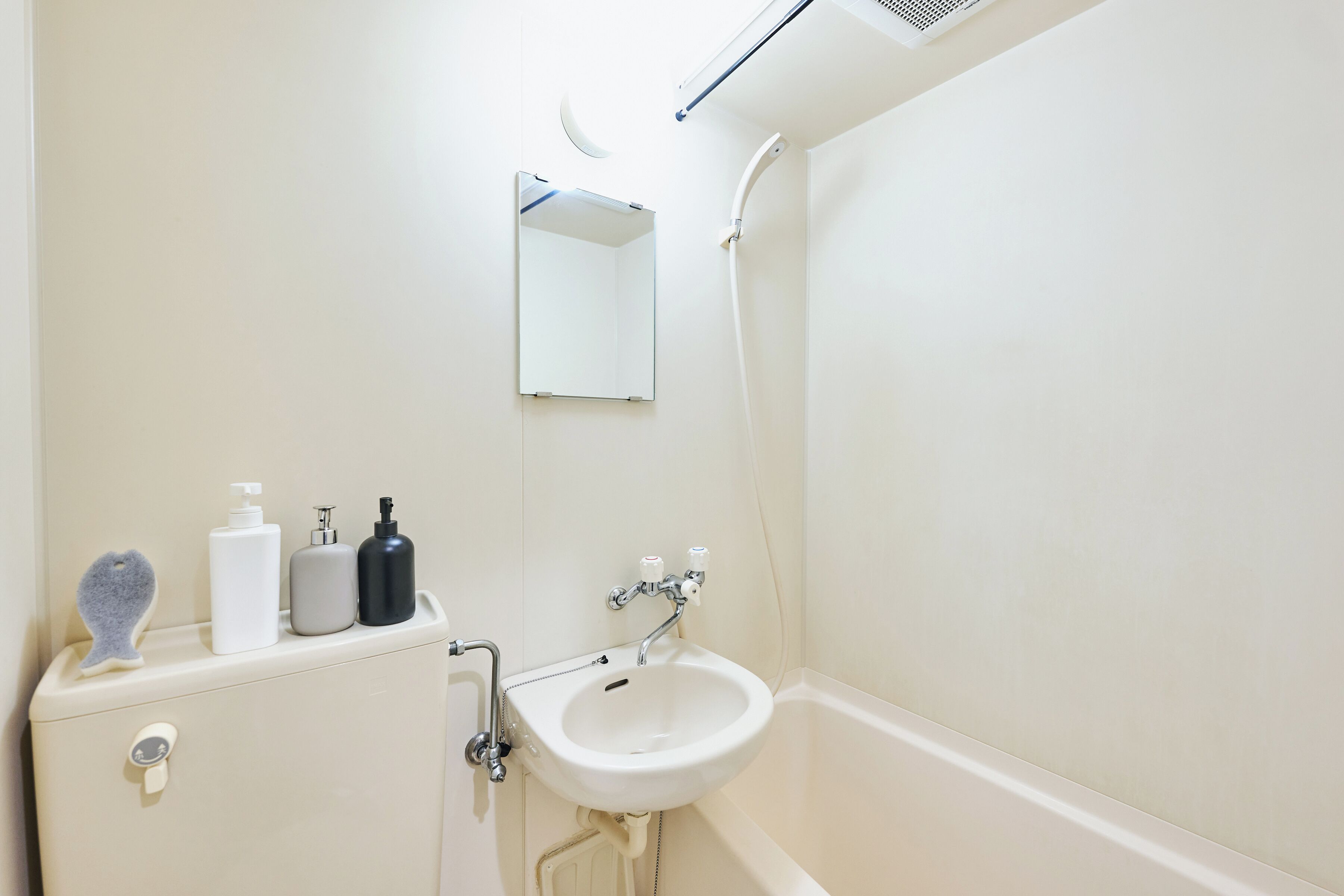 Apartament bàsic, vistes a la ciutat | Bany | Sabatilles 