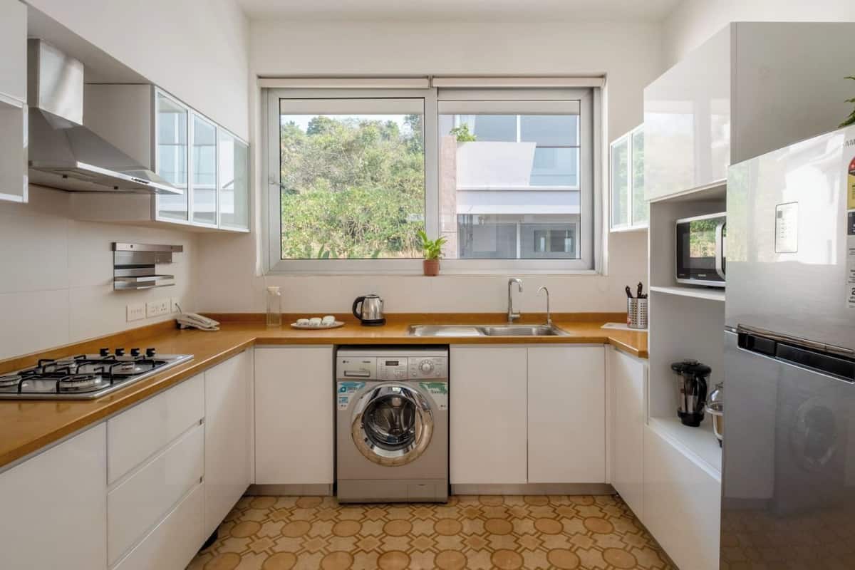 Superior Penthouse, Pool View | Private kitchen | Toaster, blender