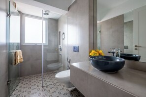 Superior-þakíbúð - útsýni yfir sundlaug | Baðherbergi | Sturta, handklæði, sápa, sjampó