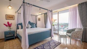 Superior Penthouse, Pool View | Egyptian cotton sheets, premium bedding, iron/ironing board, free WiFi