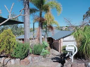 Property grounds - Single bedroom in a villa, coffee breakfast, relax, tour, shop in great Malls. (Collingwood Park)