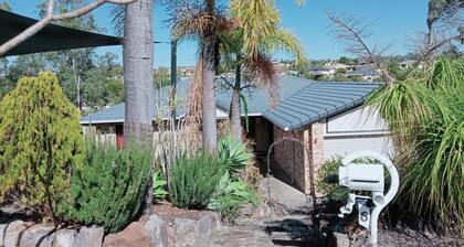 Single bedroom in a villa, coffee breakfast, relax, tour, shop in great Malls.