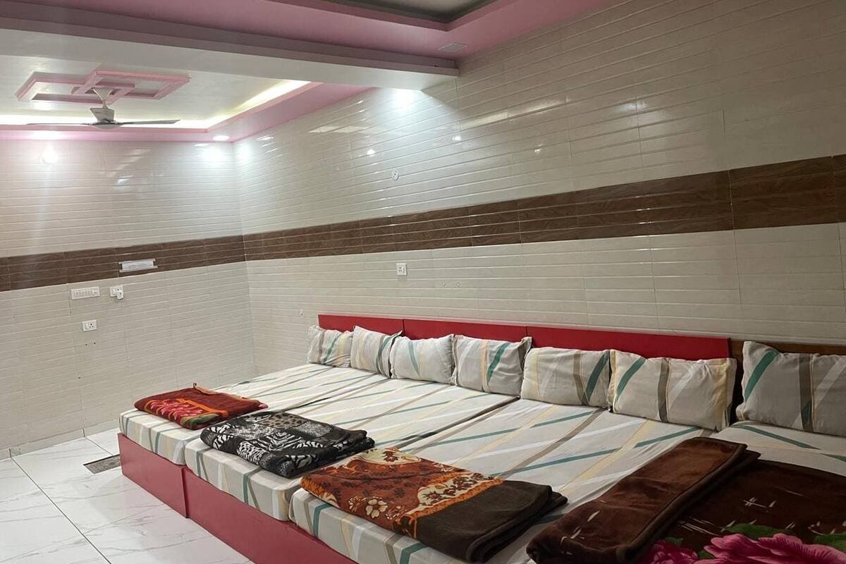 Ein Schlafzimmer mit einem Bett, Kissen und einem Nachttisch.
