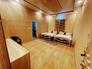 Habitación cuádruple | Camas supletorias, wifi gratis, ropa de cama