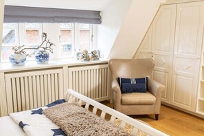 3 bedrooms, iron/ironing board, internet, bed sheets