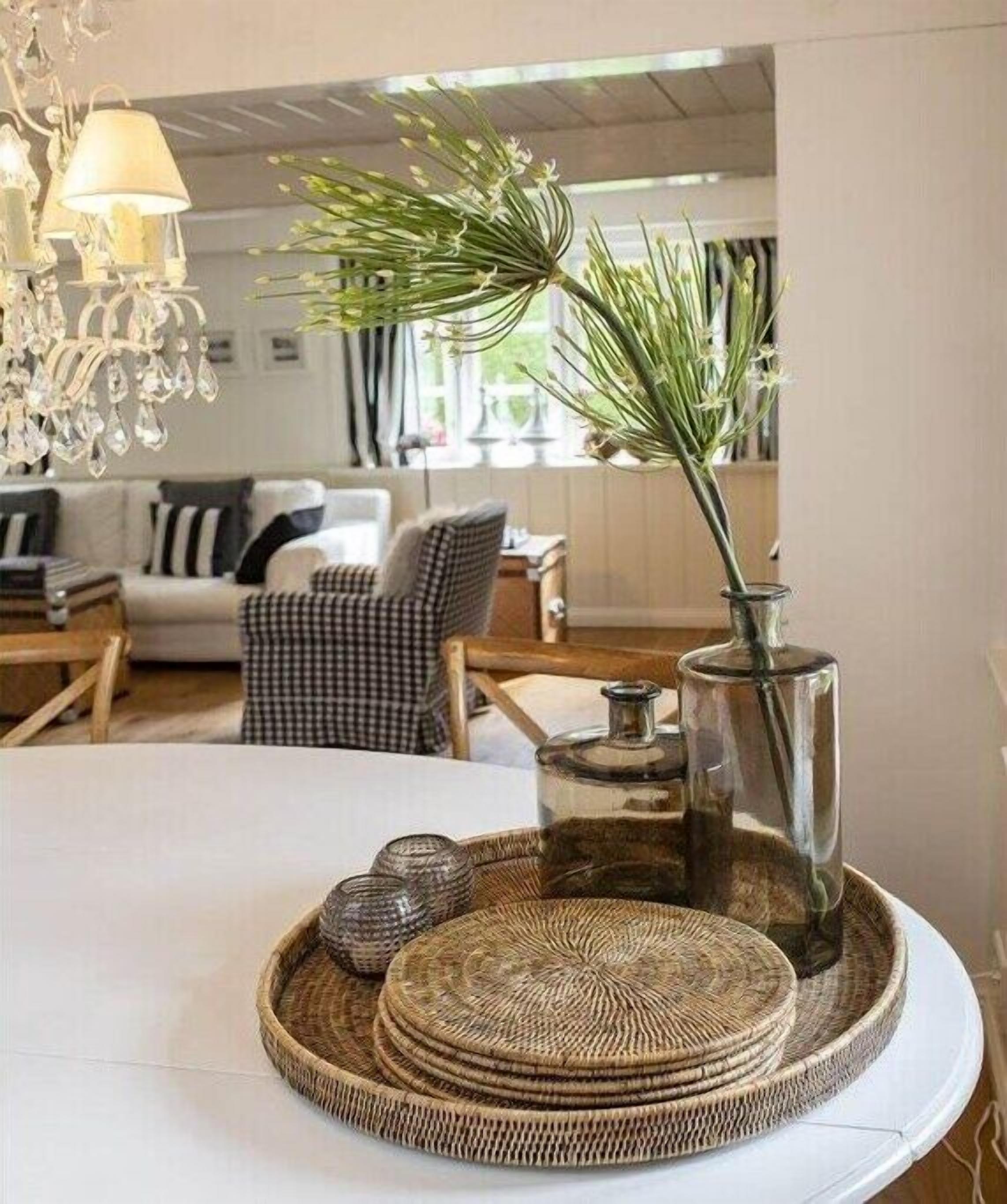 Smart TV, fireplace, books, stereo