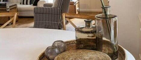 Smart TV, fireplace, books, stereo