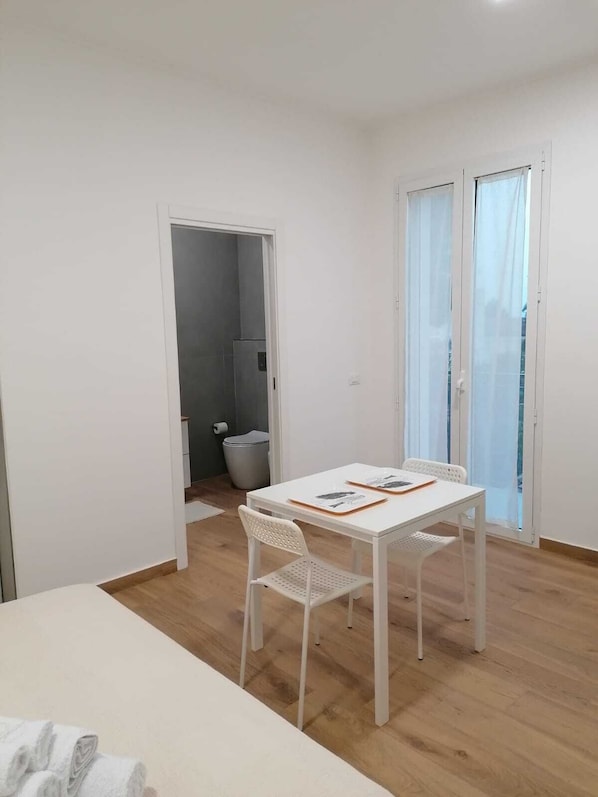 Suite, balcon, vue sur la cour intérieure | Minibar, lit de bébé portatif, accès au Wi-Fi (inclus), literie fournie