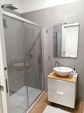 Family Apartment, Balcony | Bathroom | Towels