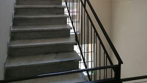 A staircase with black railings and a window at the top. - Dell'Ova 98 Rooms (Catania)