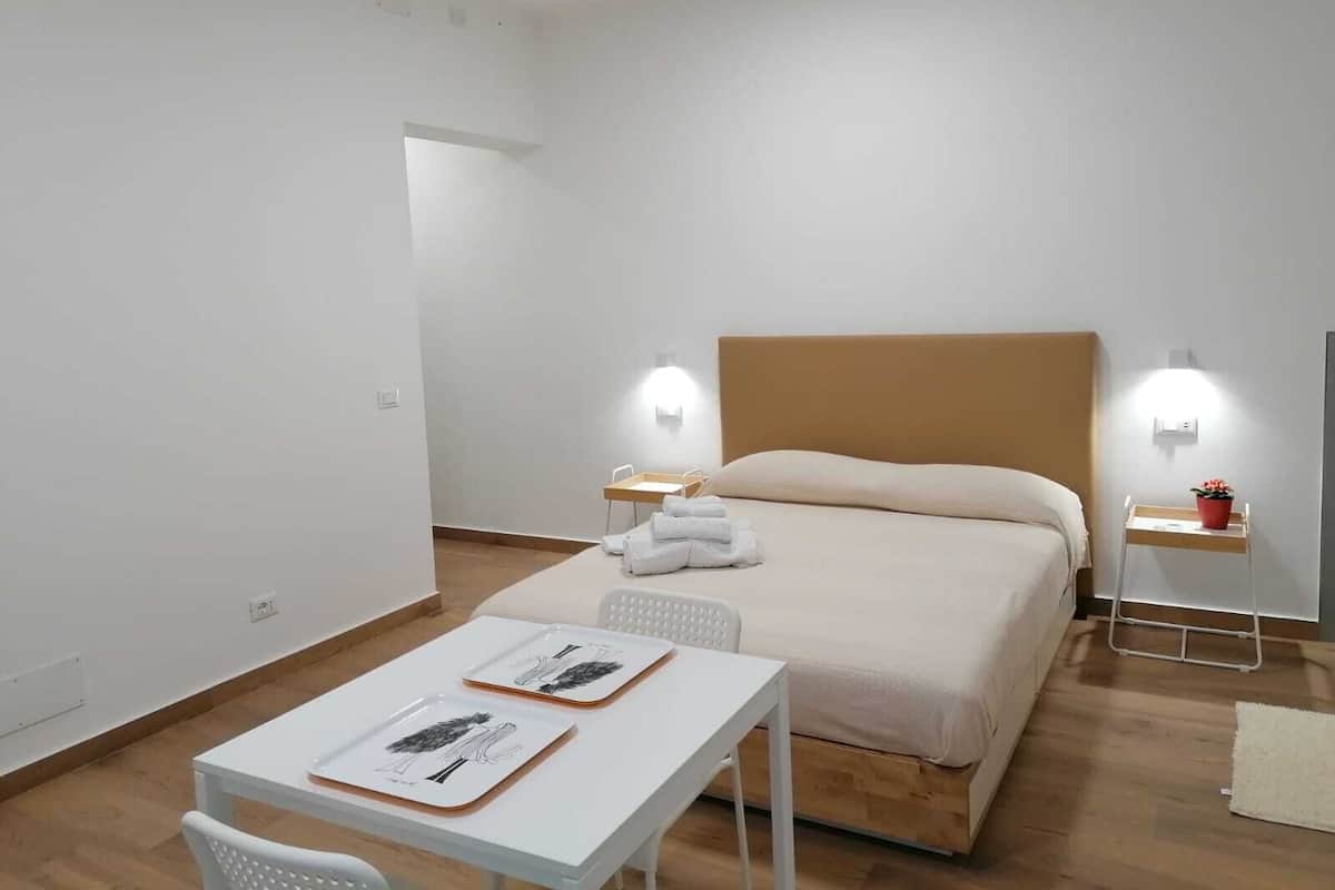 Suite, Balcony, Courtyard View | Minibar, travel crib, WiFi (free), bed sheets