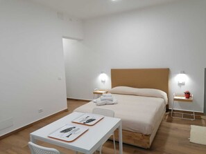 Suite, balkon, uitzicht op binnenplaats | Een minibar, reisbedje, gratis wifi, beddengoed