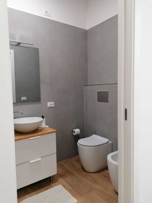 Suite, Balcony, Courtyard View | Bathroom | Towels